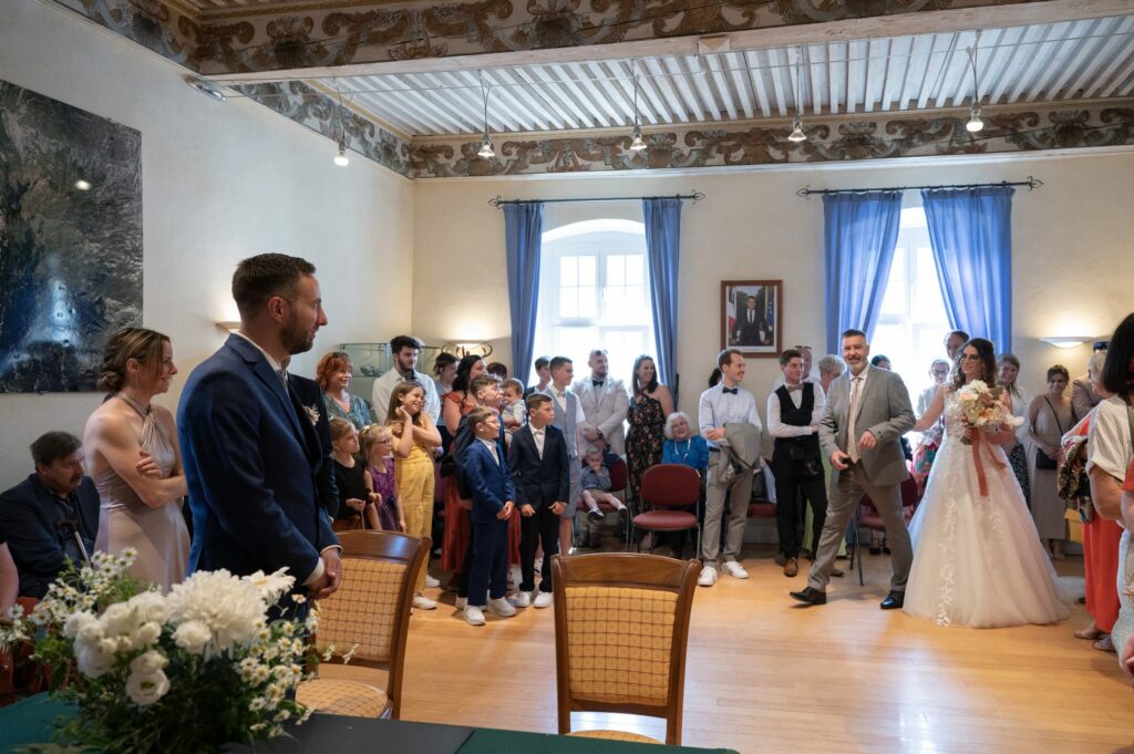 arrivée mariée dans la salle de la mairie