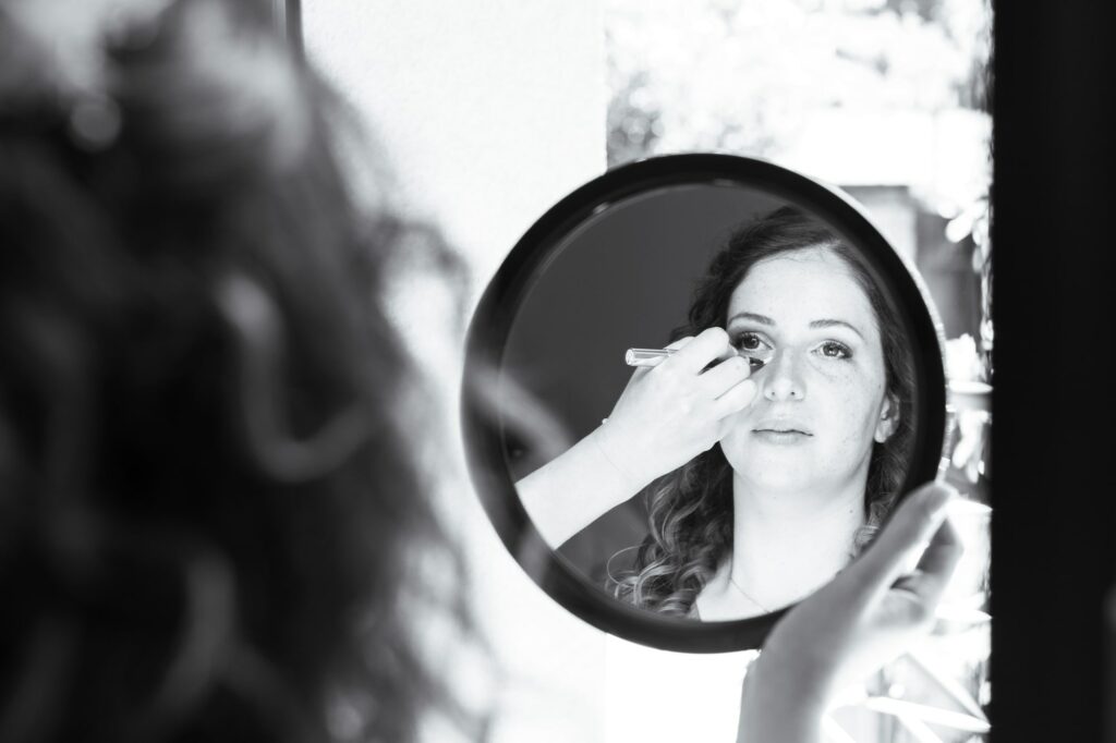 maquillage mariée dans un miroir