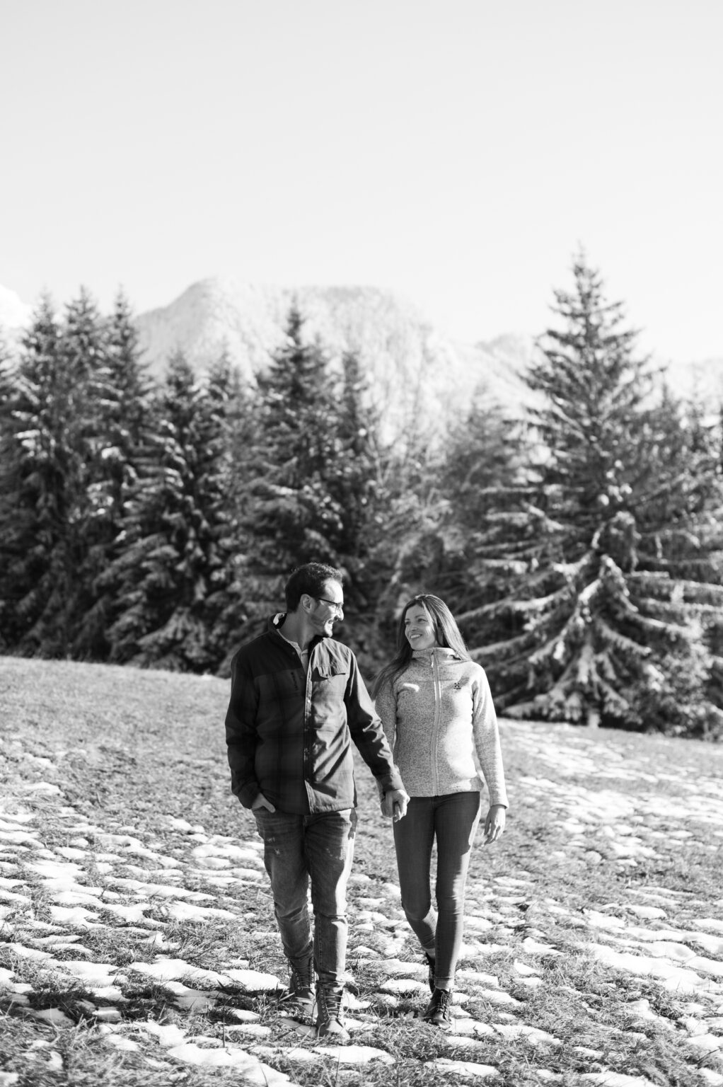 engagement neige couple marche