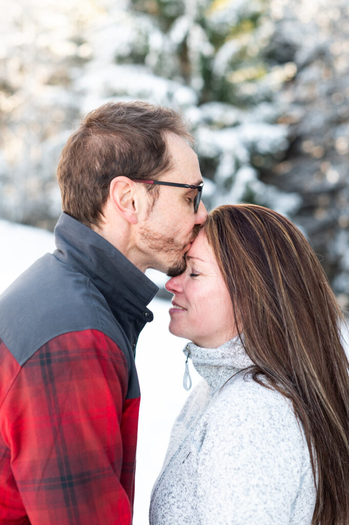 engagement neige baiser front couple
