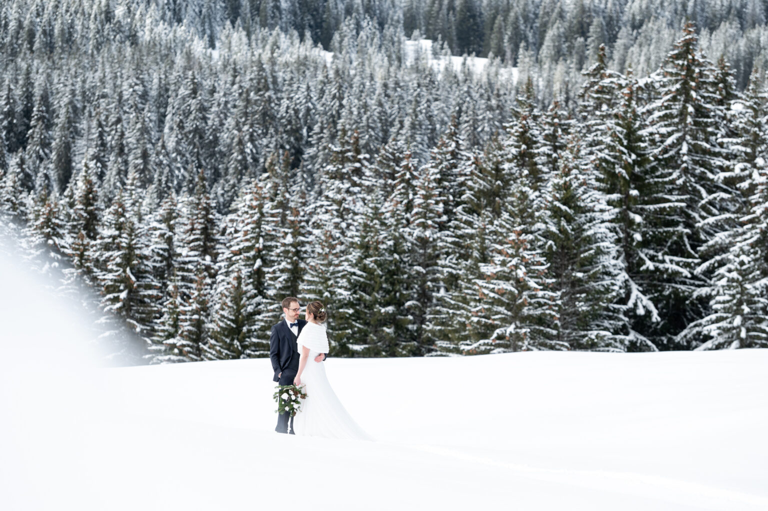 mariage hiver alpes mariés dans la neige sapins