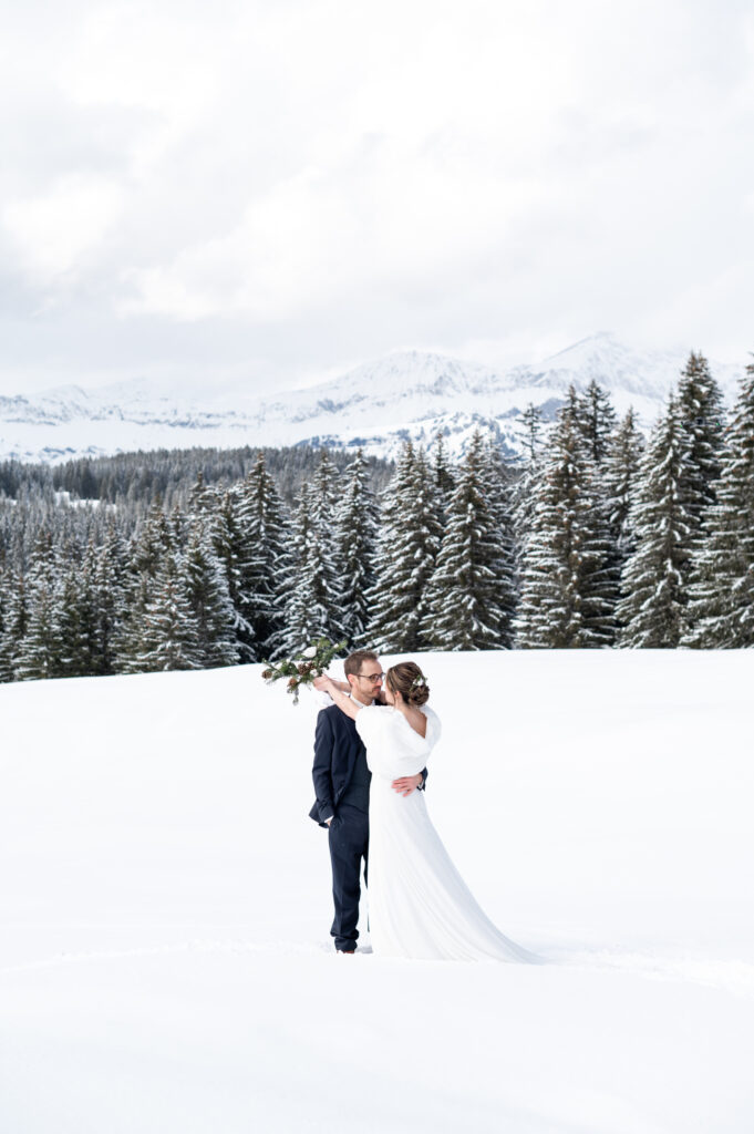mariage hiver alpes couple dans la neige