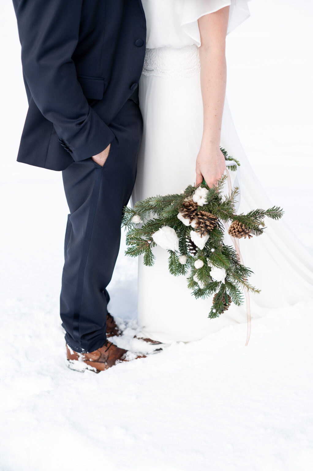 mariage hiver alpes détail bouquet et mariés