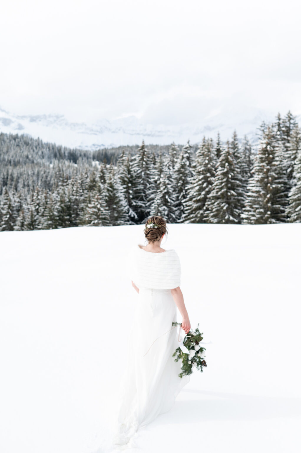 mariage hiver alpes mariée dans la neige de dos