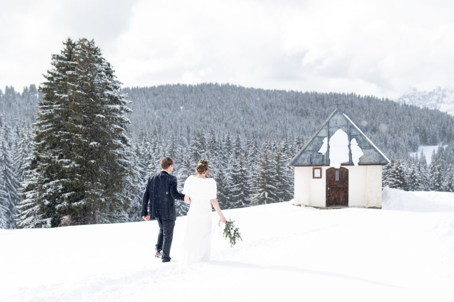 mariage hiver alpes mariés vers chapelle