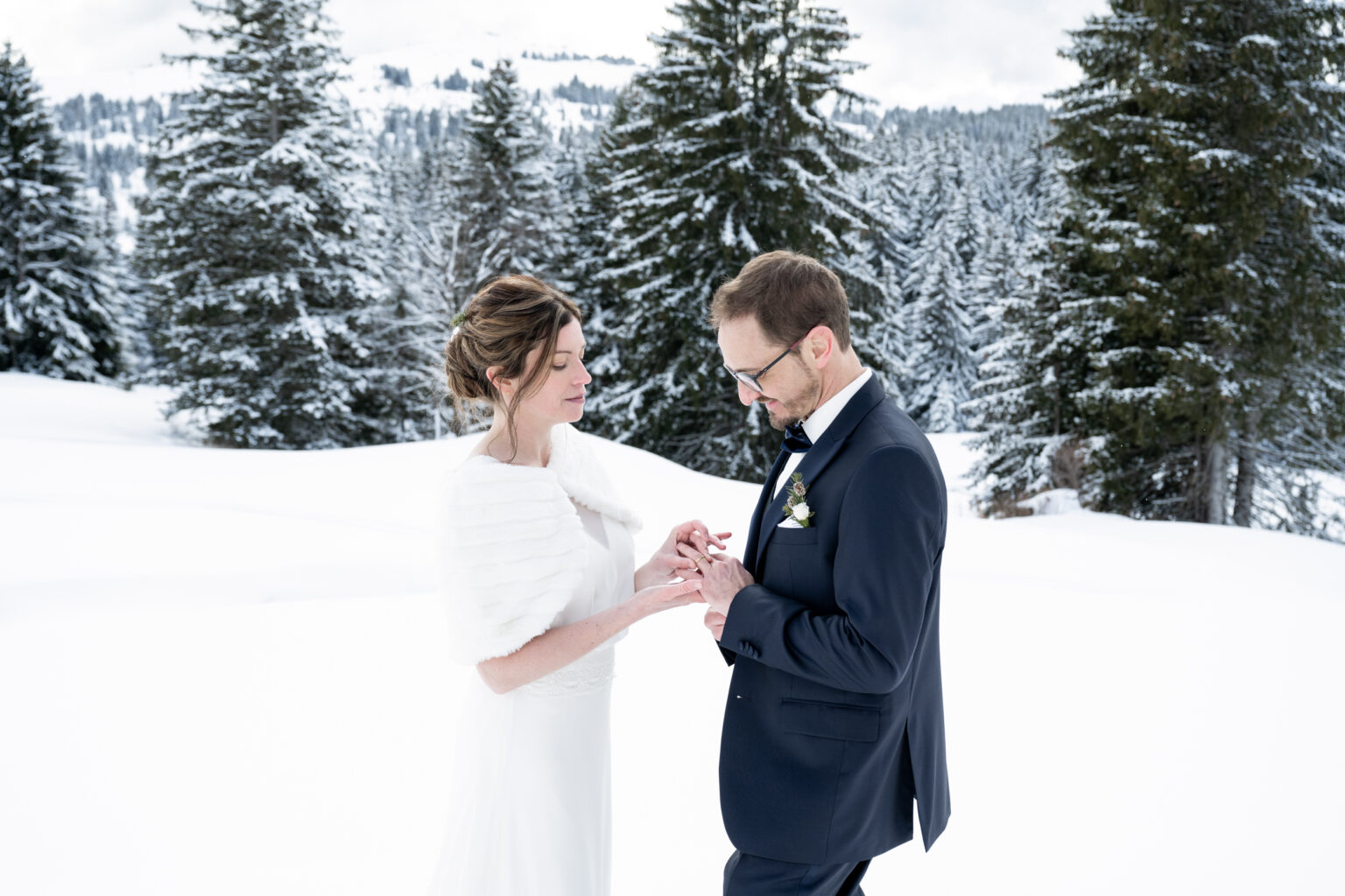 mariage hiver alpes mariés échangent alliance