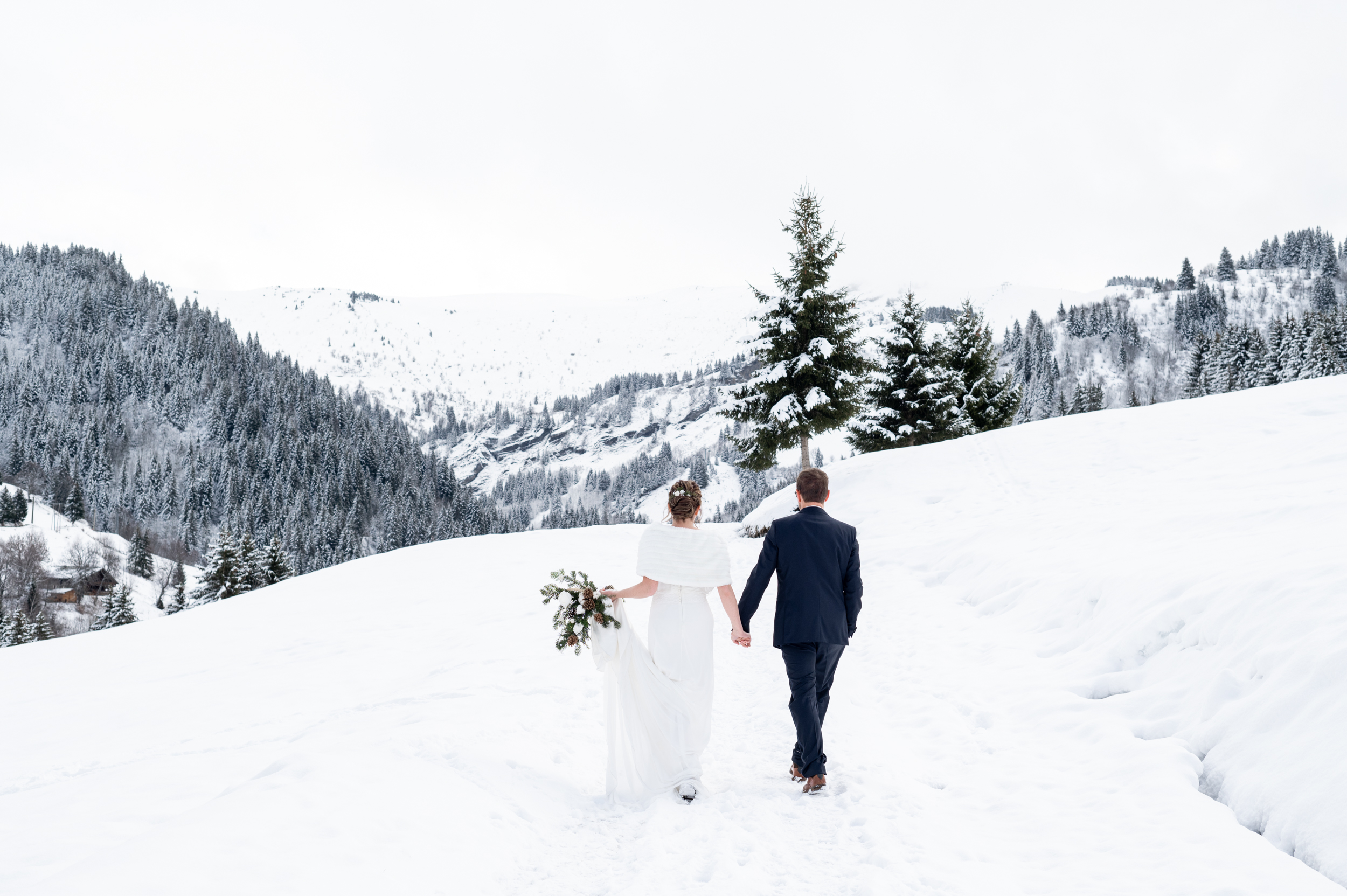 mariage hiver alpes mariés marchent dans la neige