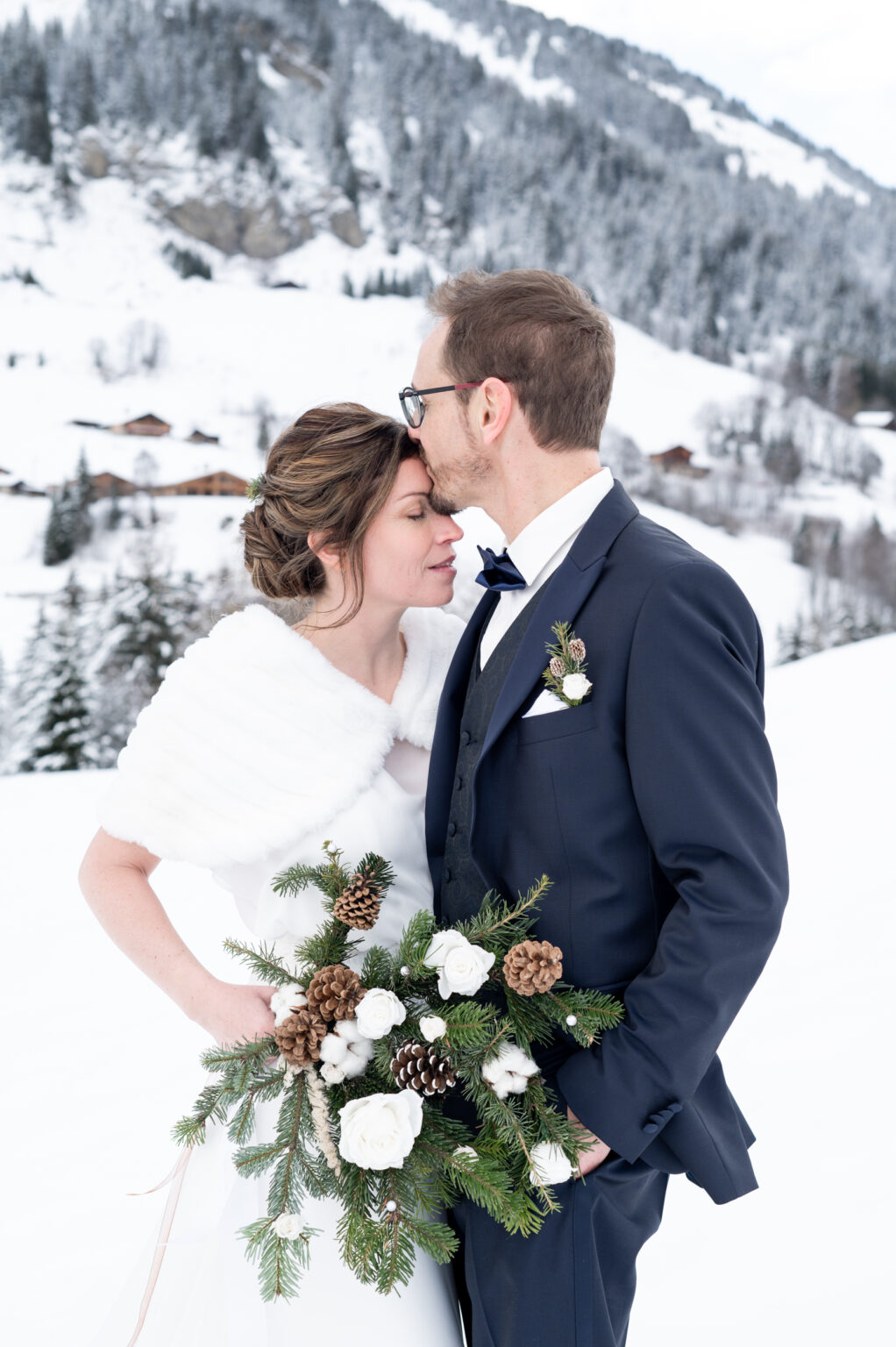mariage hiver alpes marié bisou sur le front à la mariée