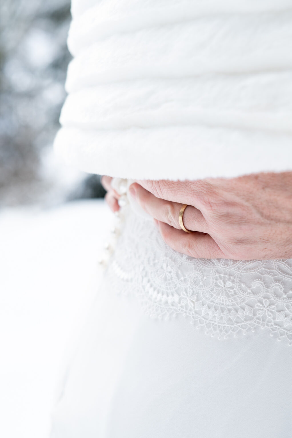 mariage hiver alpes détail alliance et robe de mariée