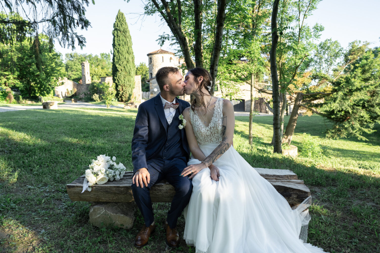 mariés séance couple domaine barbeliere baiser