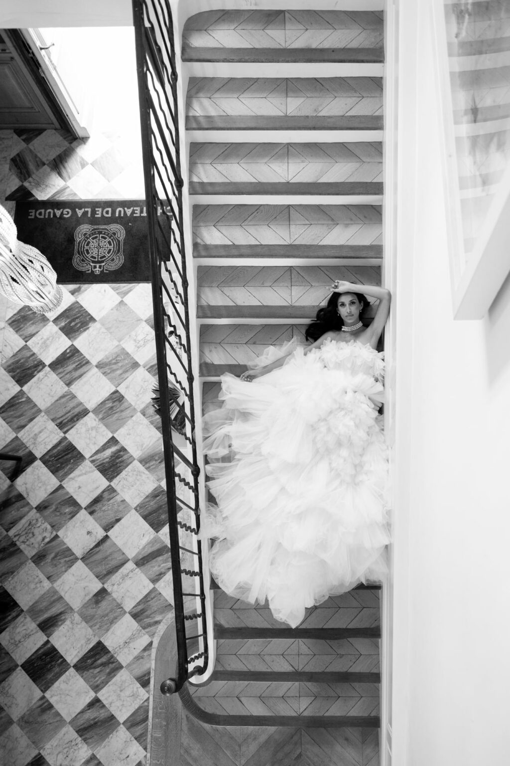 mariée escalier éditorial mariage chateau la gaude