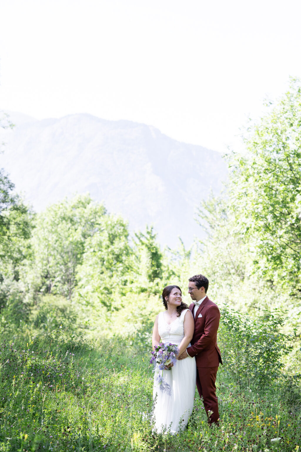 mariage maurienne mariés devant montagne