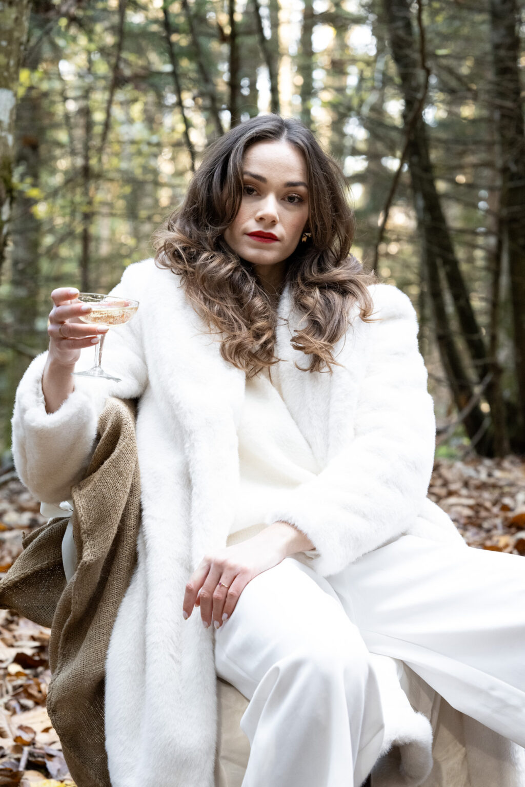 verre de champagne à la main portrait mariée automne foret