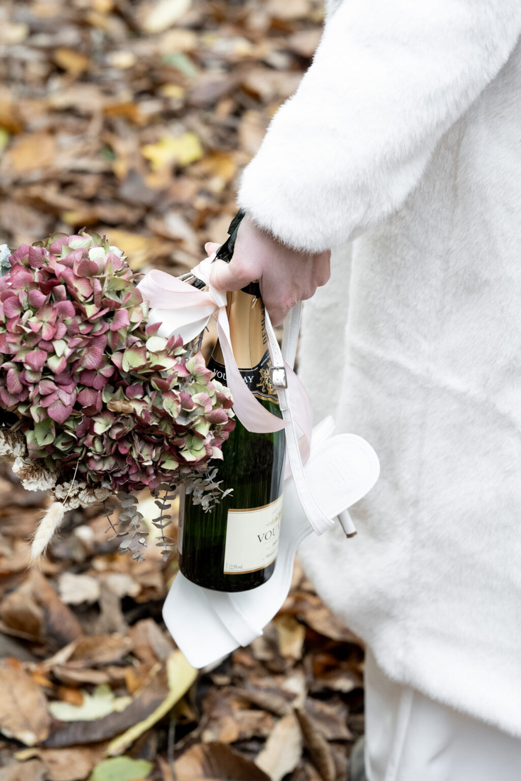 mariée automne foret bouteille champagne et bouquet à la main