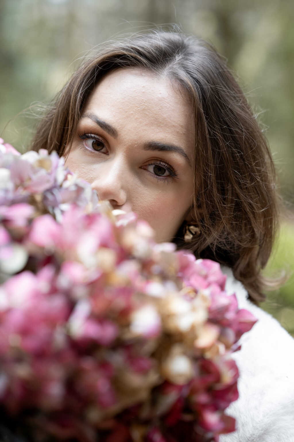 mariée automne foret portrait derrière bouquet