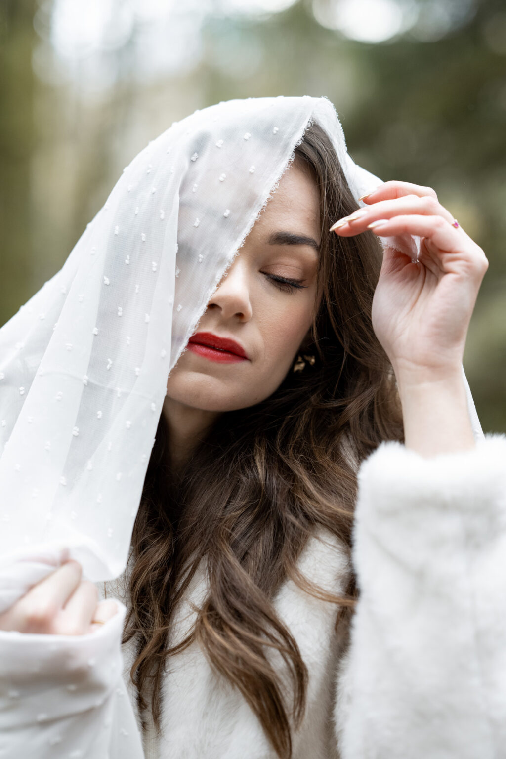 mariée automne foret portrait avec voile sur le visage