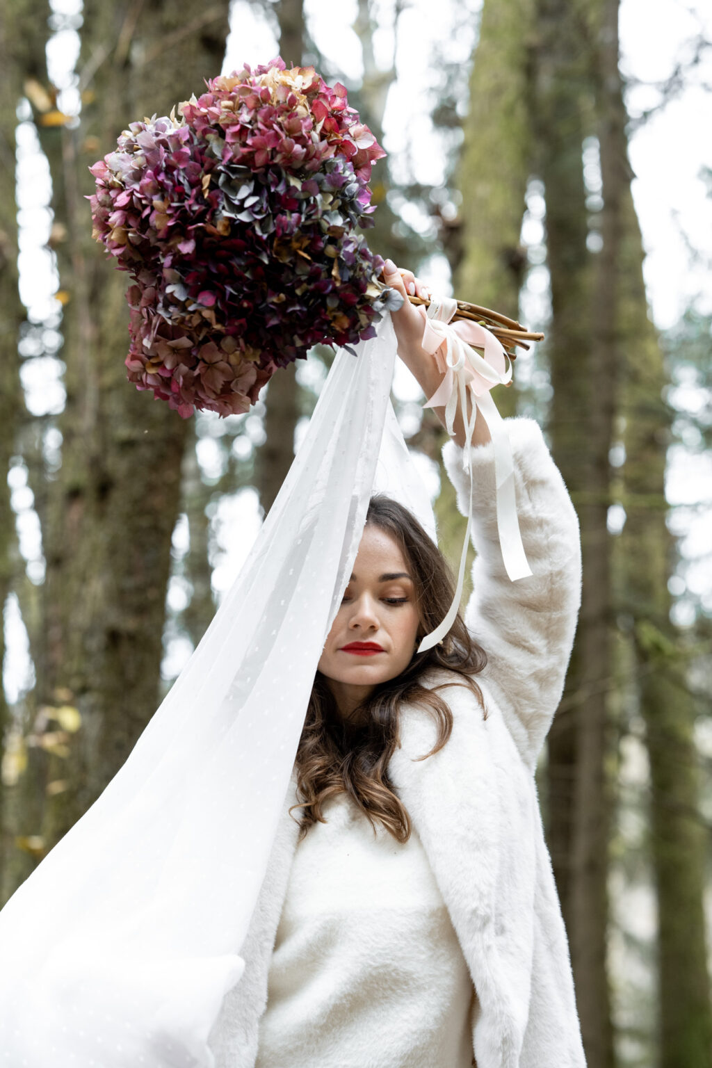 mariée automne foret voile et bouquet