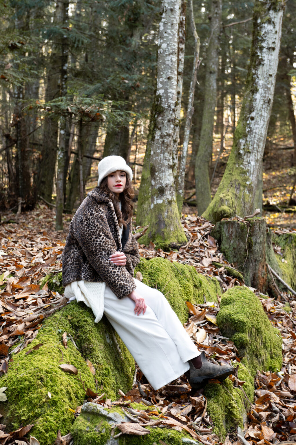 séance mode foret modèle assises sur une pierre