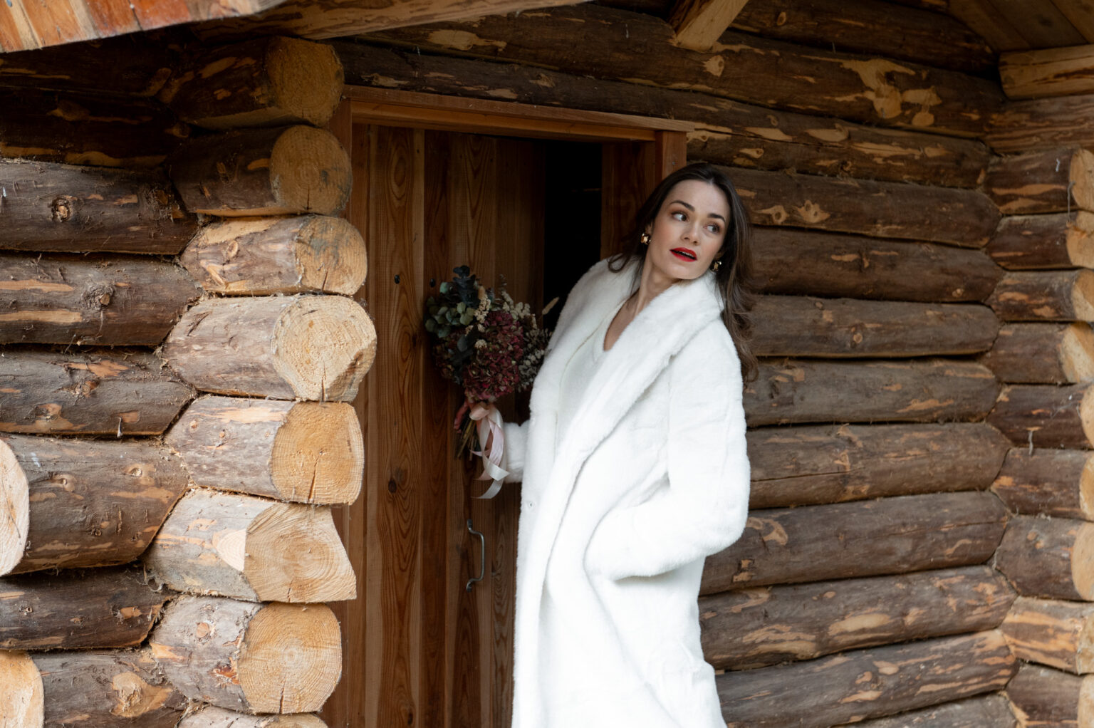 mariée automne foret entre dans chalet