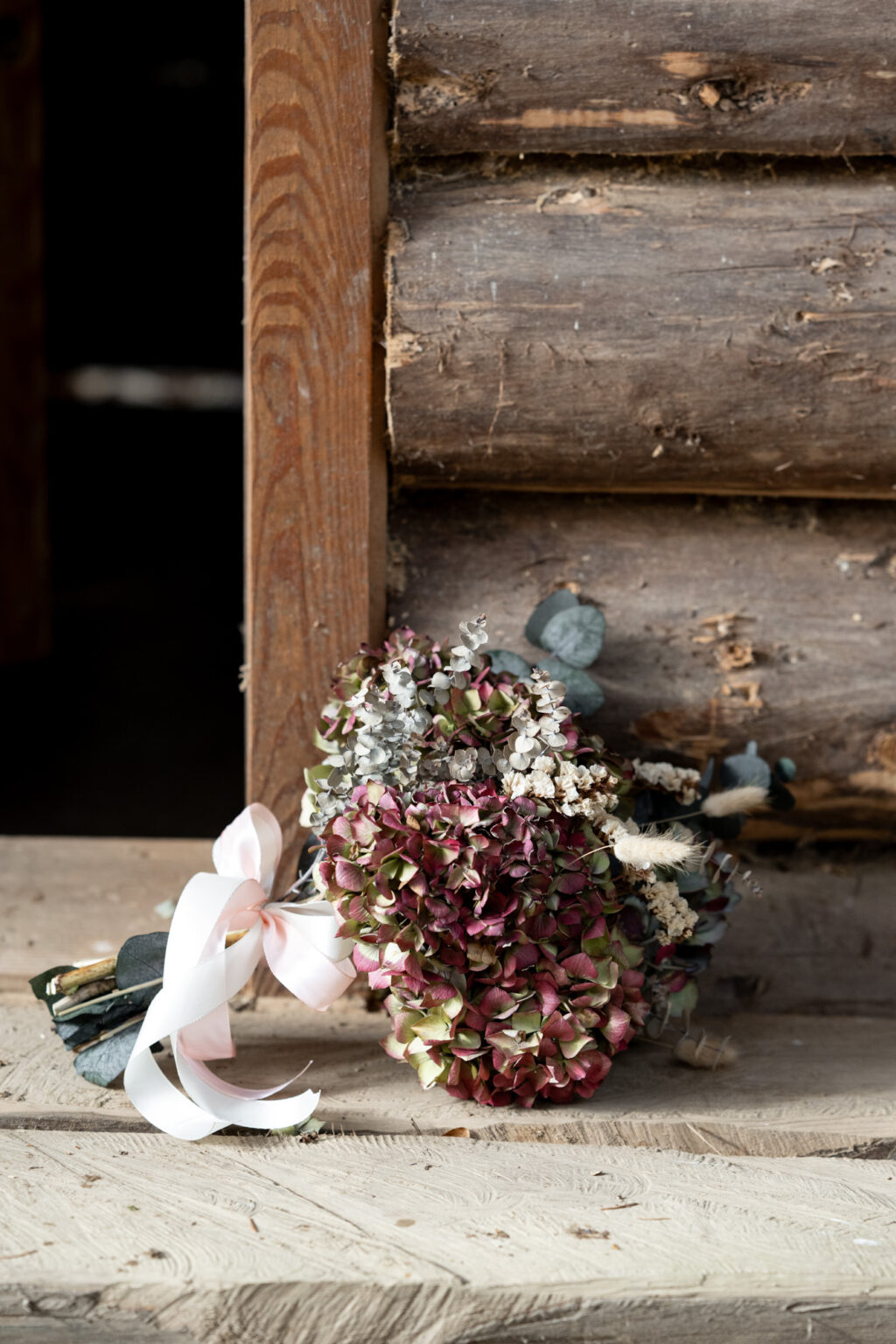 mariée automne foret bouquet par terre chalet