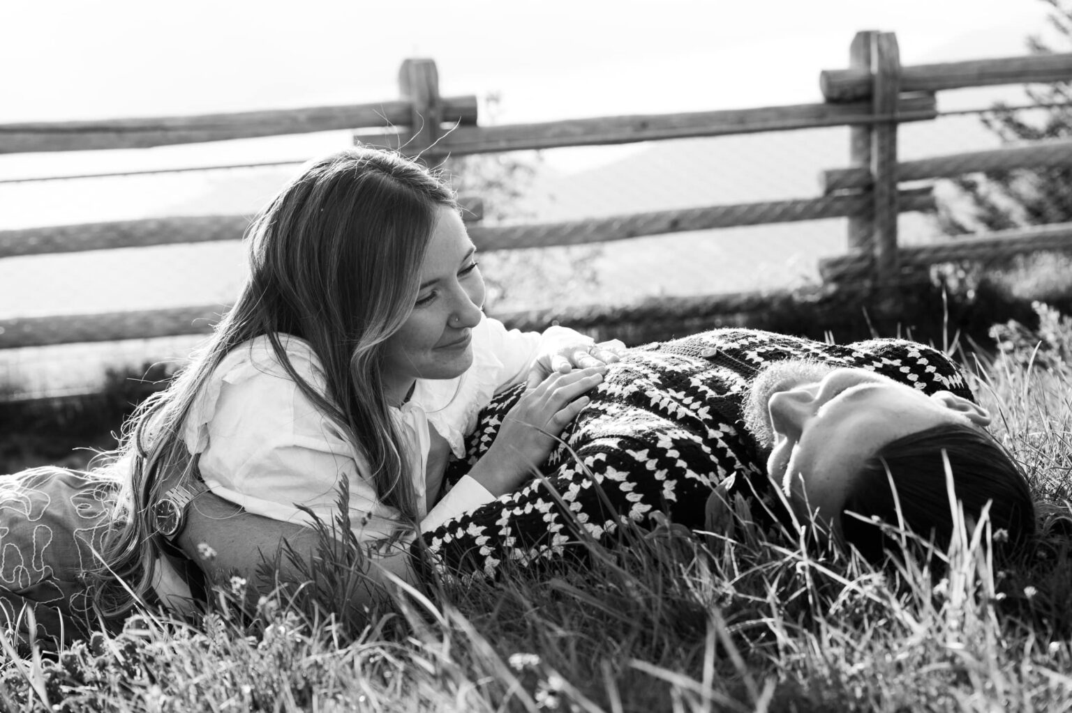 seance couple Revard savoie allongés dans l'herbe