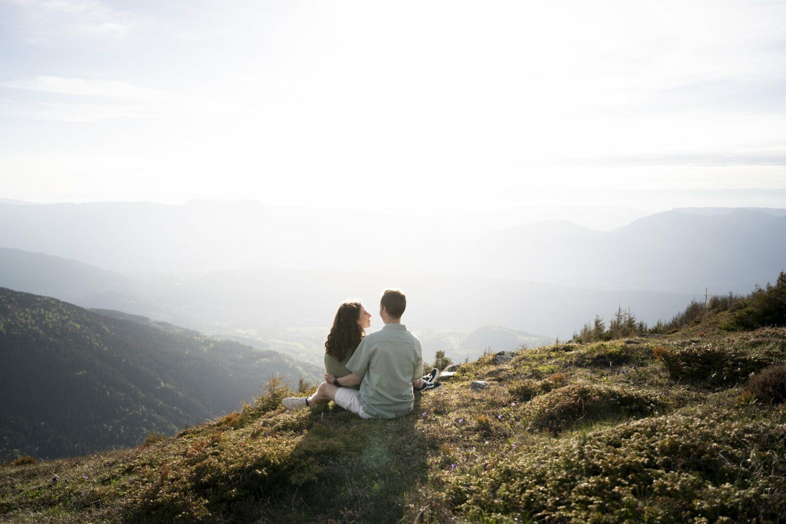 engagement belledonne couple assis face à la vue