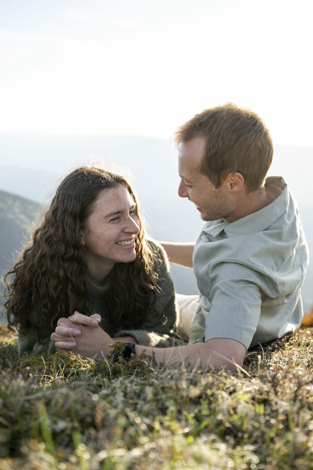 engagement belledonne couple allongés