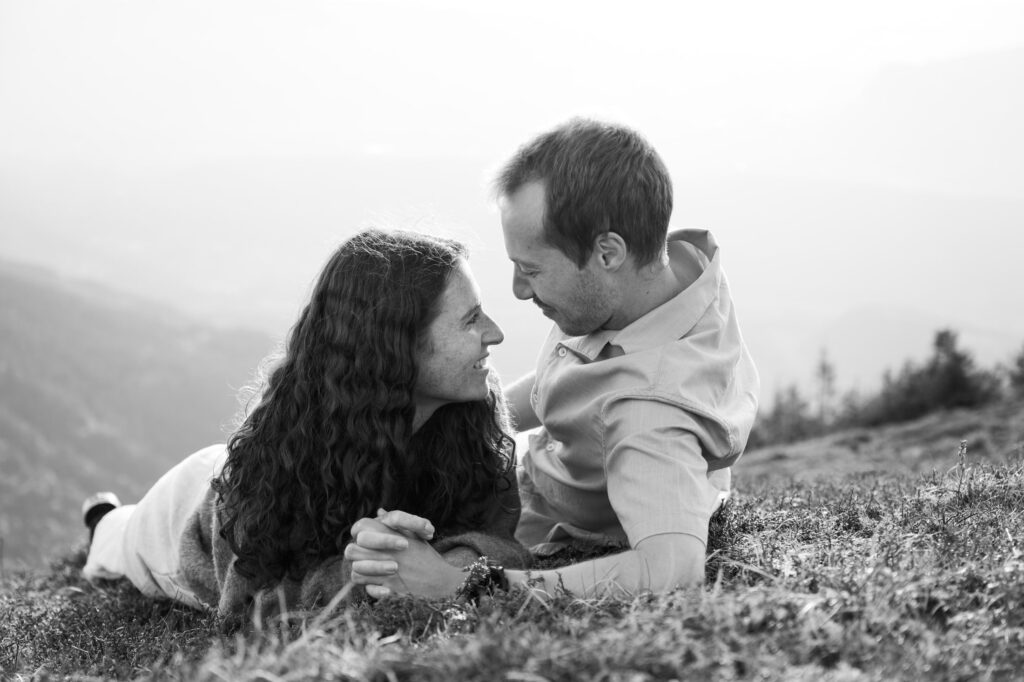 engagement belledonne couple allongés
