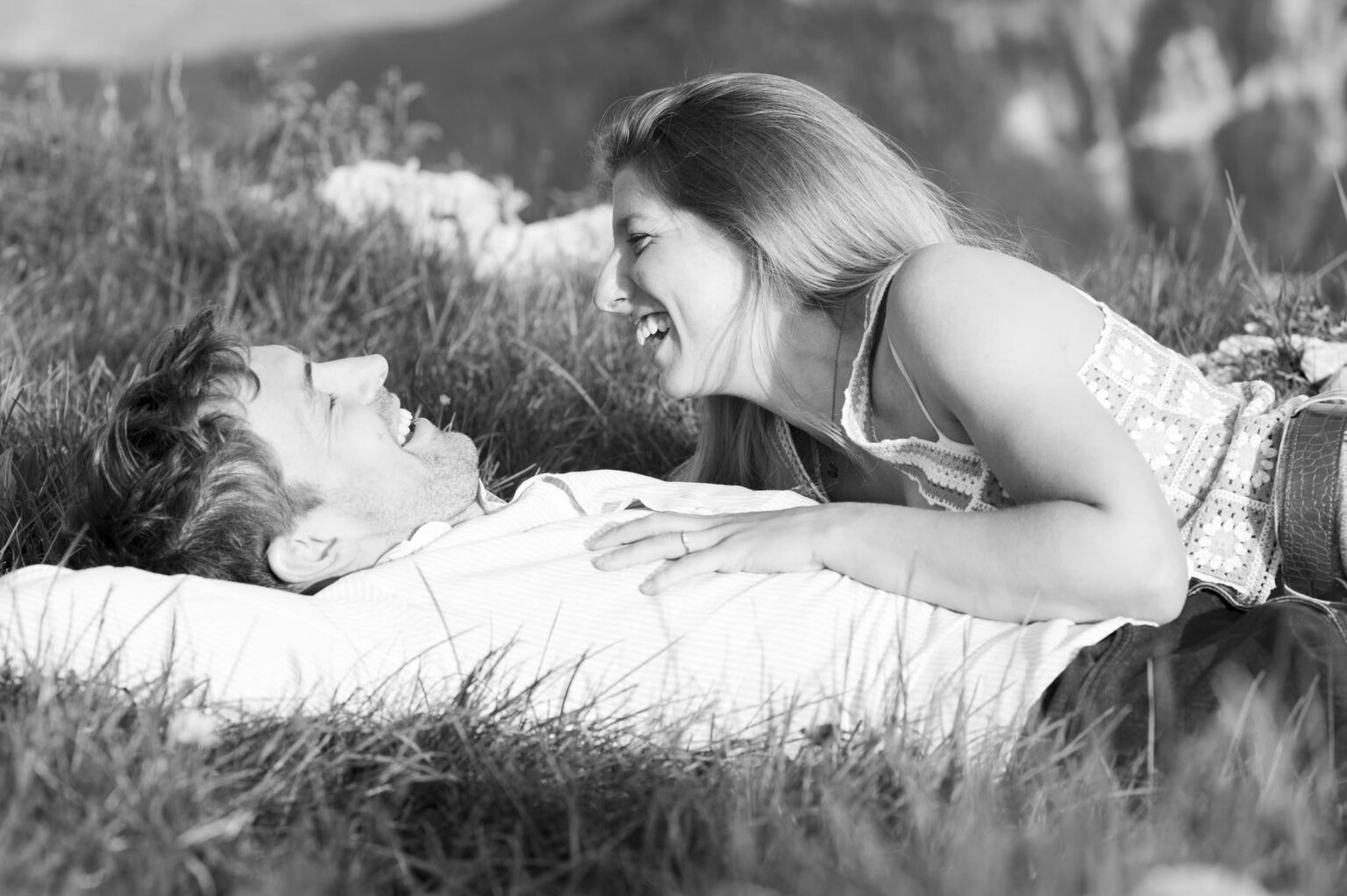 engagement chartreuse savoie couple allongé