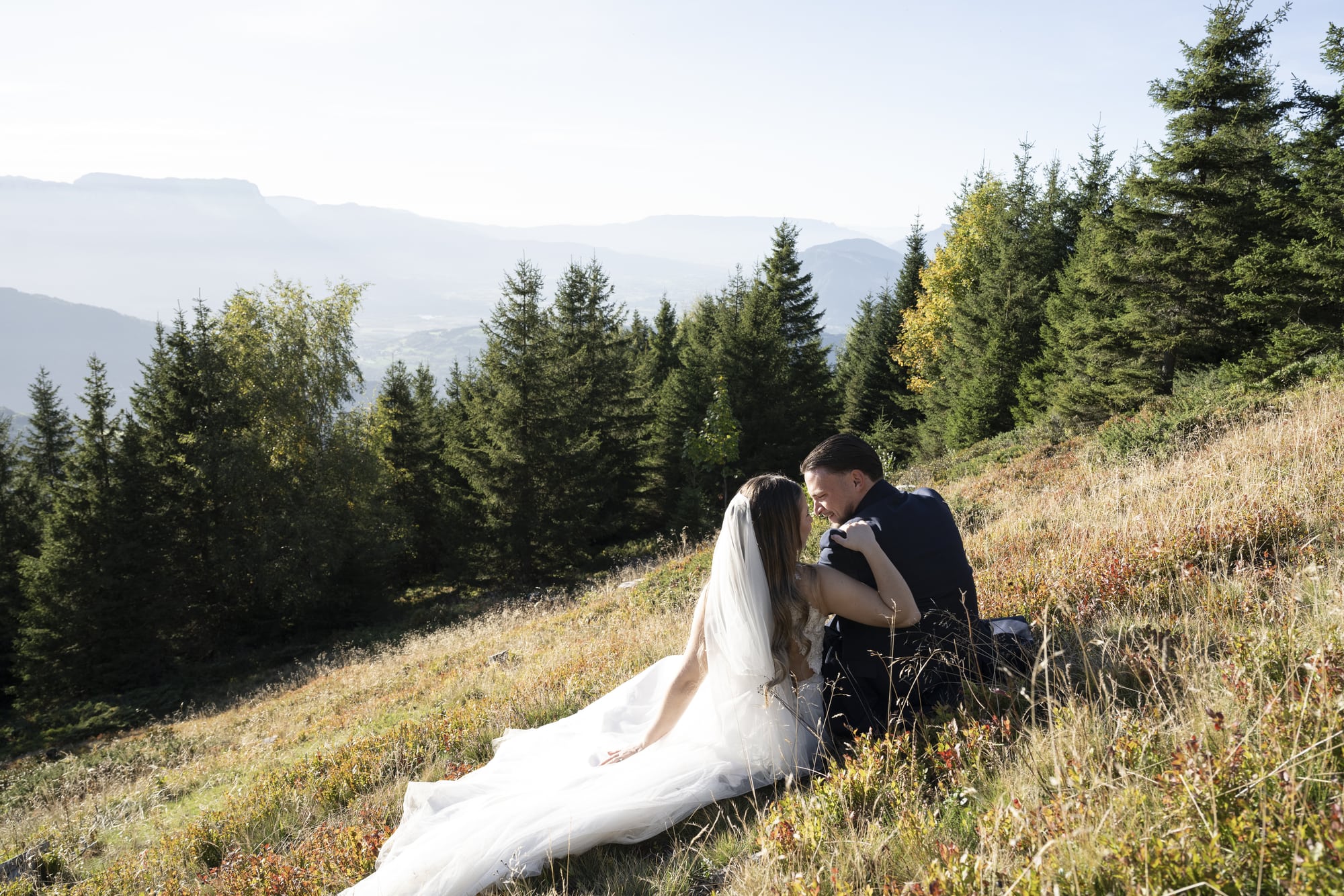 mariés assis montagne trash the dress