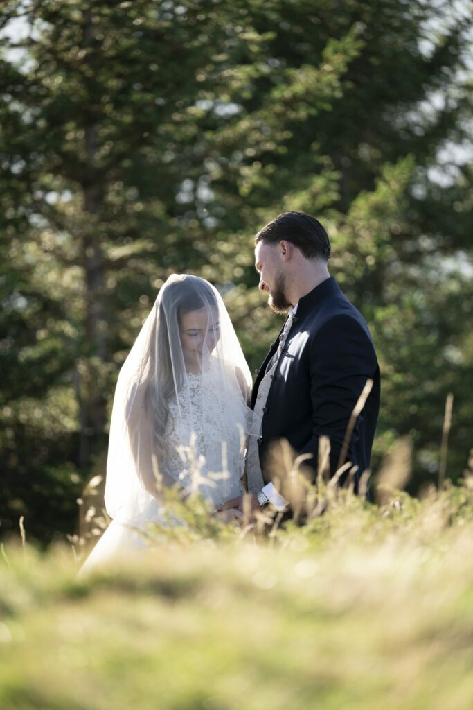 mariés trash the dress montagne