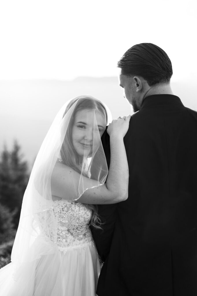 couple mariés montagne trash the dress