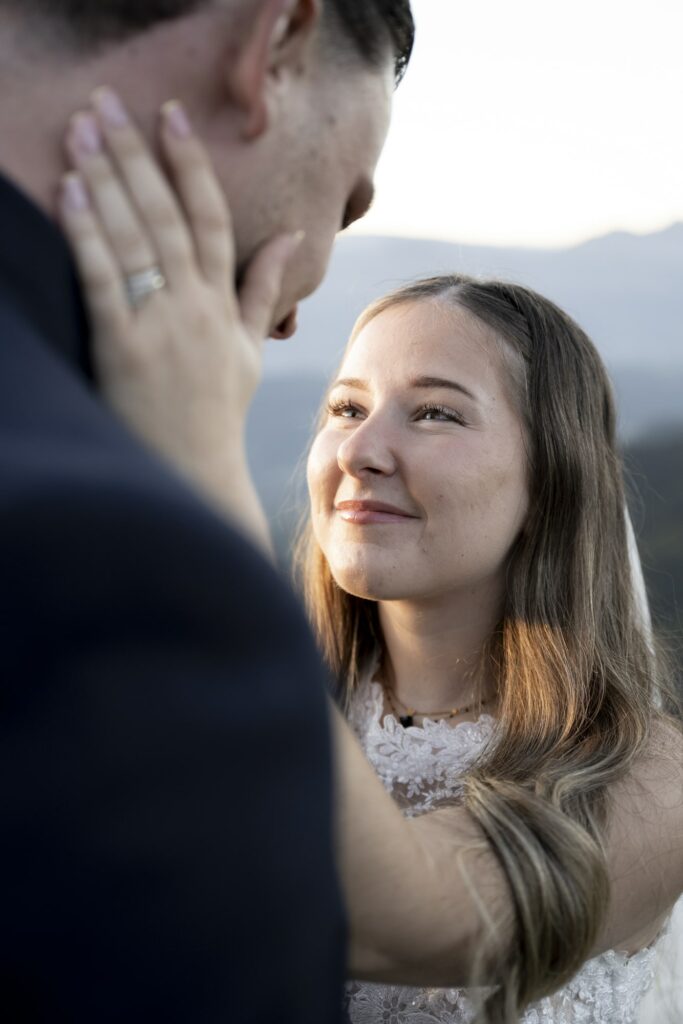 complicité mariés montagne