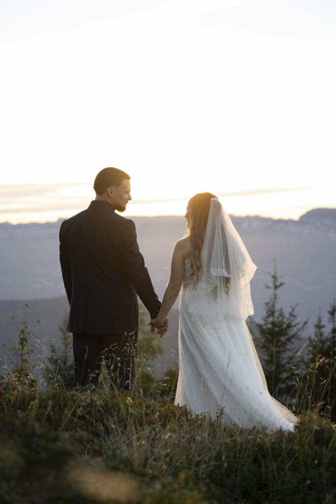 mariés face coucher du soleil