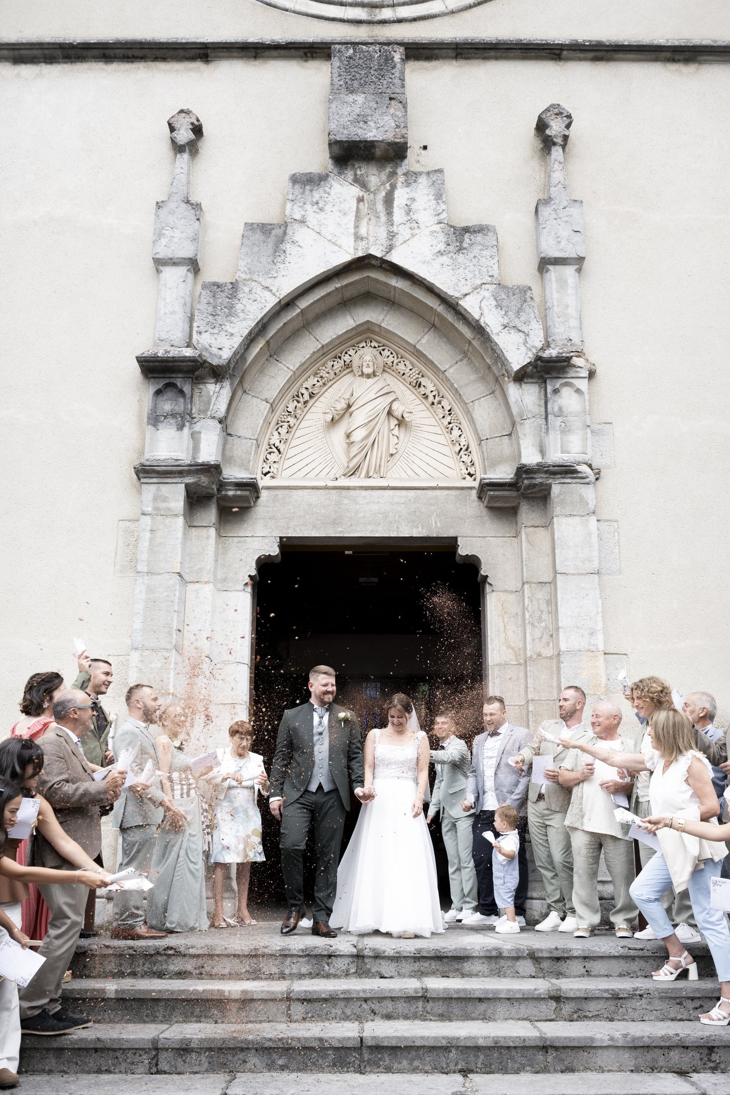 mariage église arvillard sortie mariés