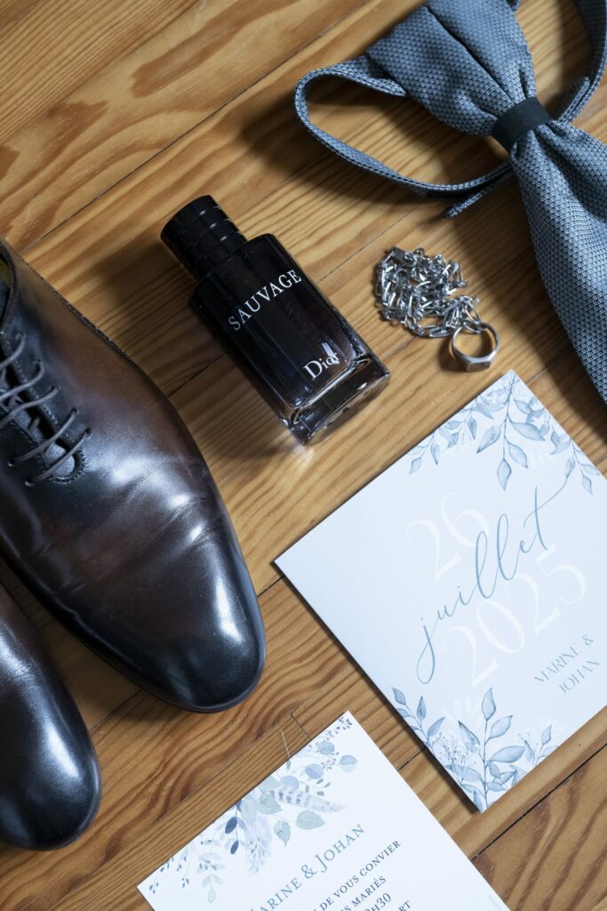 mariage chateau escart flatlay marié