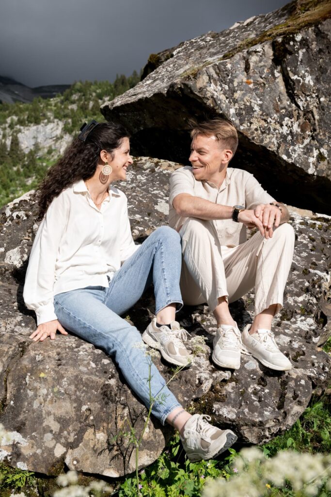 couple assis sur rocher montagne