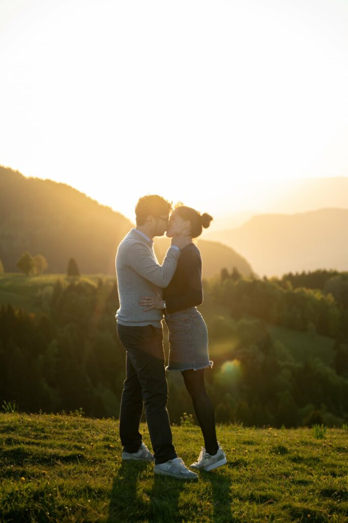 baiser couple coucher de soleil montagne