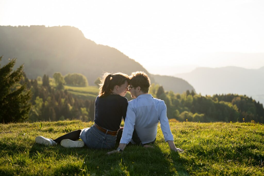 couple face aux montagnes savoie