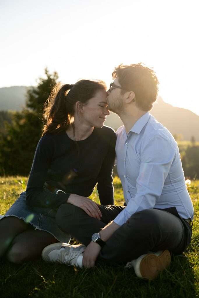 couple assis baiser montagne golden hour