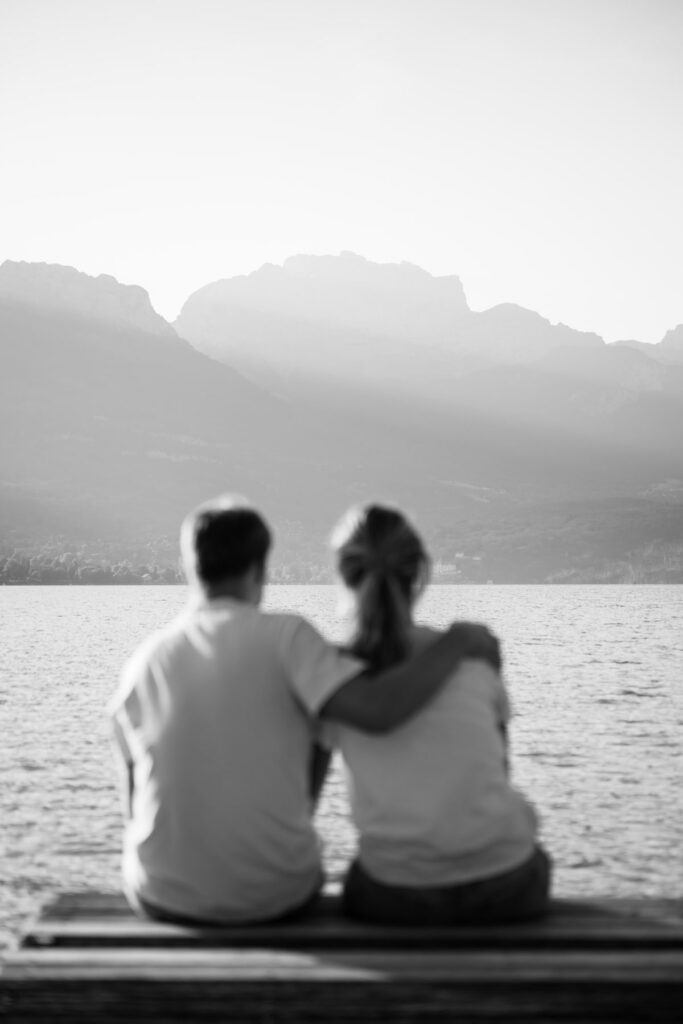 couple devant lac Annecy et tournette