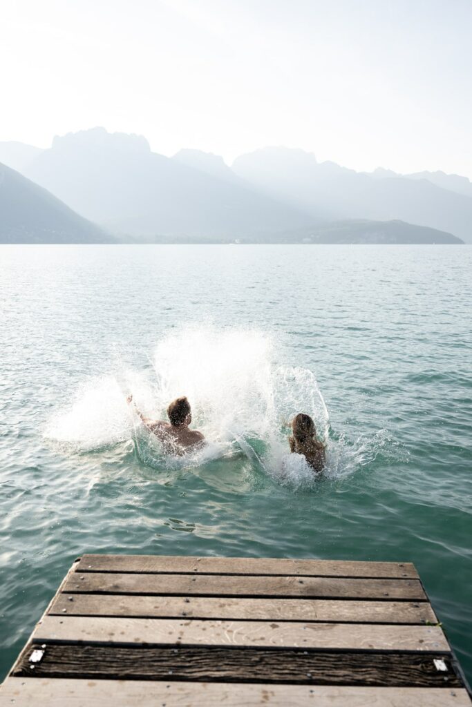baignade lac Annecy couple