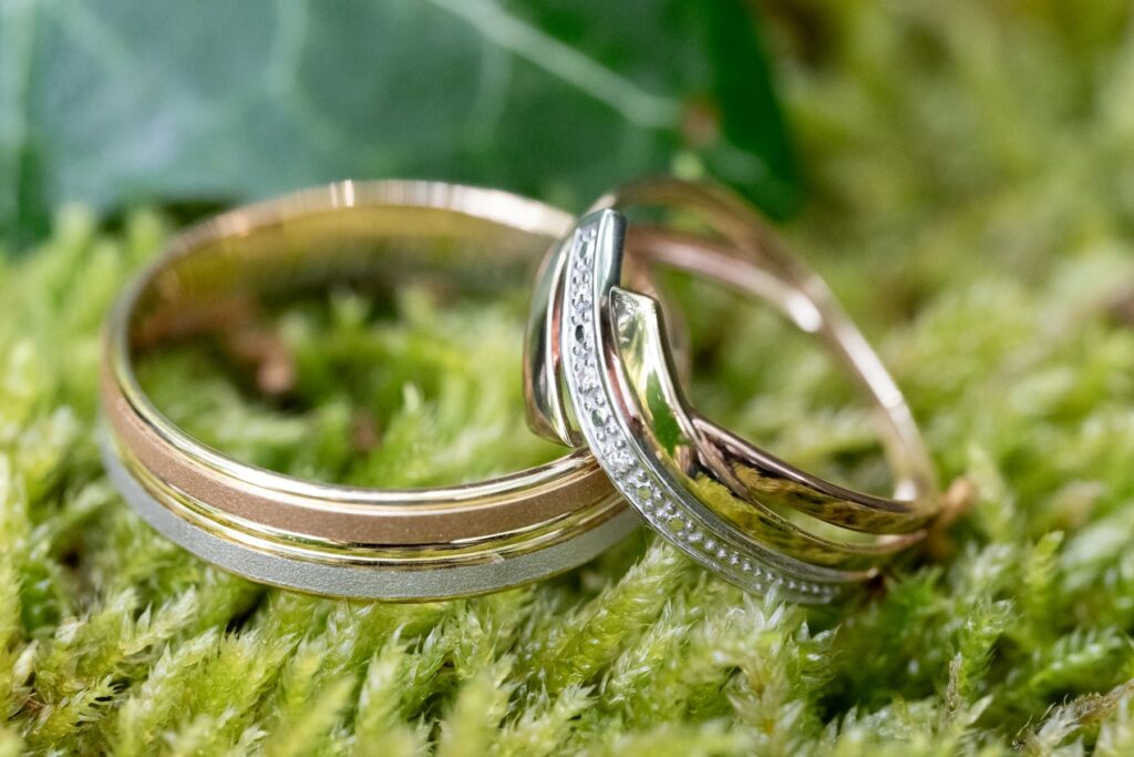 alliances mariage sur mousse