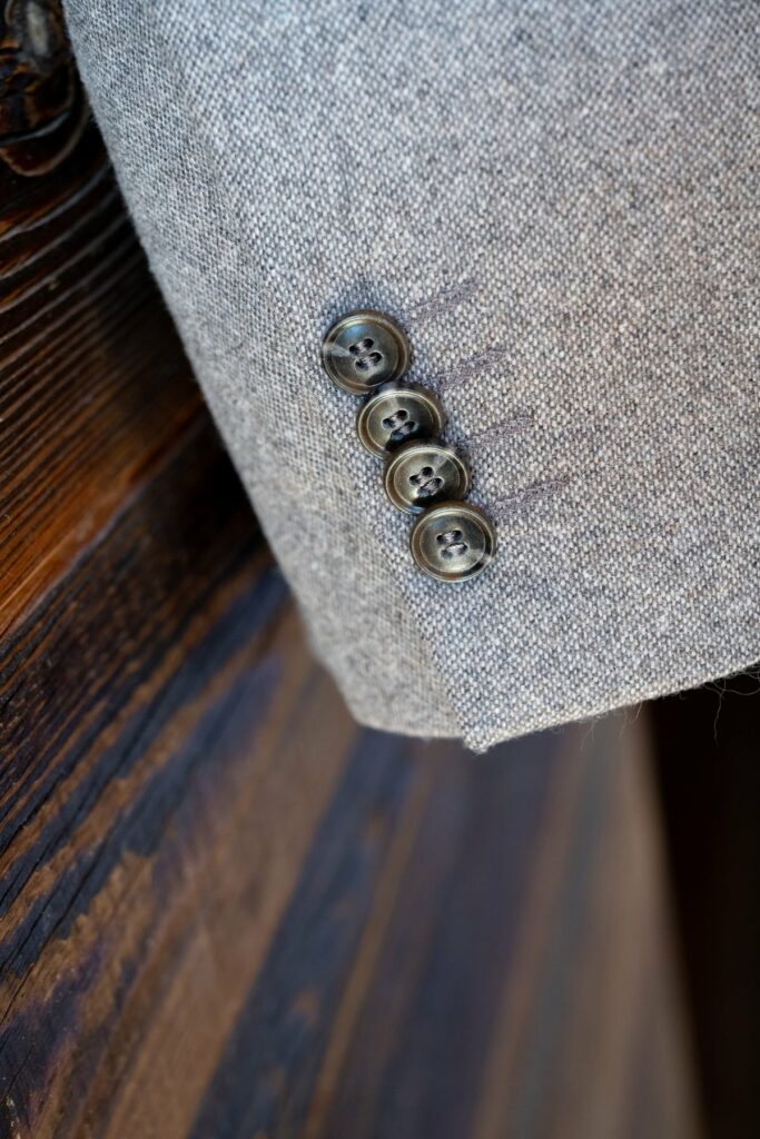 detail costume marié